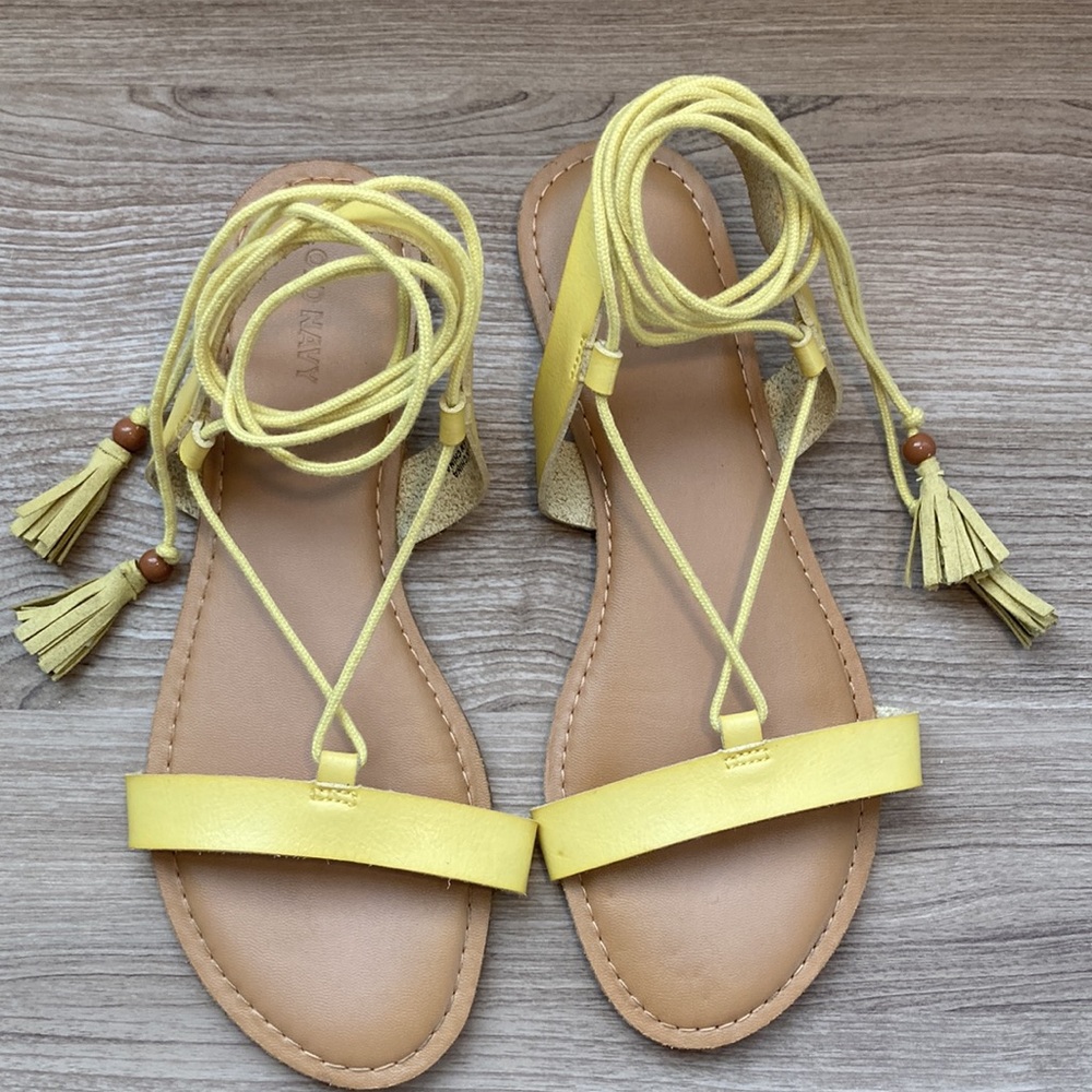 Old Navy pastel gladiator sandals with tassels 8,5